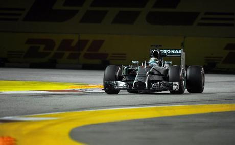 GP Singapore : Hamilton torna in testa alla classifica, ritiro per Rosberg