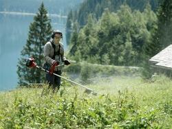 Uso di un decespugliatore professionale