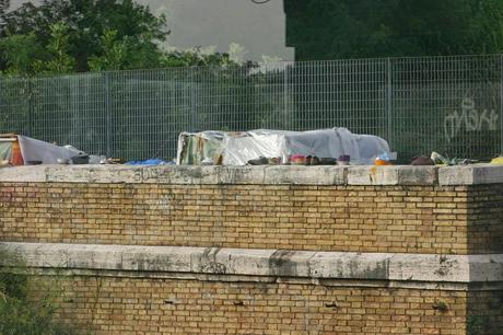 Tornati mille volte gli accampamenti, nonostante mille ridicoli sgomberi. Quindici foto da Valle Aurelia e Monte Ciocci