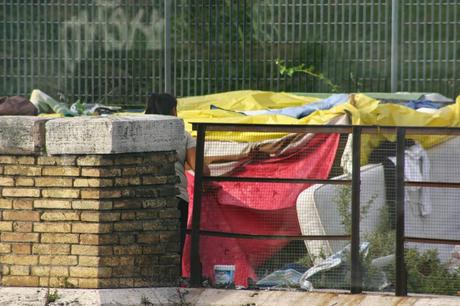 Tornati mille volte gli accampamenti, nonostante mille ridicoli sgomberi. Quindici foto da Valle Aurelia e Monte Ciocci