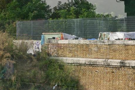 Tornati mille volte gli accampamenti, nonostante mille ridicoli sgomberi. Quindici foto da Valle Aurelia e Monte Ciocci