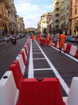 Sul fronte di Via Albalonga si combatte la guerra sulla trasformazione di questa città: si cambia se cambia l'arredo urbano