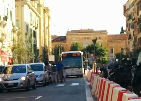 Sul fronte di Via Albalonga si combatte la guerra sulla trasformazione di questa città: si cambia se cambia l'arredo urbano