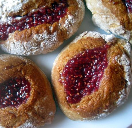 Panini soffici senza latte e burro con marmellata di lamponi fatta in casa - Soft sweet bread without butter and milk with homemade raspberry jam