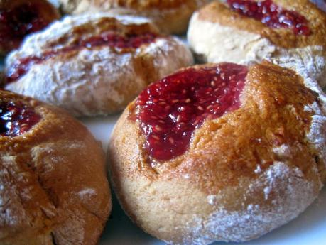 Panini soffici senza latte e burro con marmellata di lamponi fatta in casa - Soft sweet bread without butter and milk with homemade raspberry jam