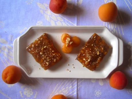 Barrette di cacao e nocciole con marmellata di albicocche - Cocoa and hazelnuts slice with apricot jam