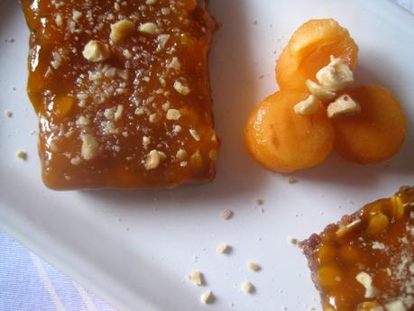 Barrette di cacao e nocciole con marmellata di albicocche - Cocoa and hazelnuts slice with apricot jam