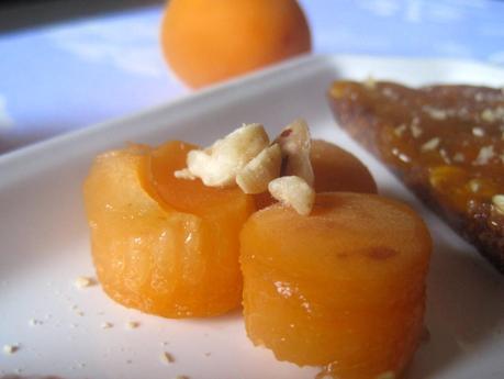 Barrette di cacao e nocciole con marmellata di albicocche - Cocoa and hazelnuts slice with apricot jam