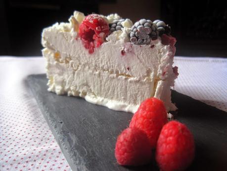 Torta Meringata alle more e lamponi - Meringue cake with blueberries and raspberries