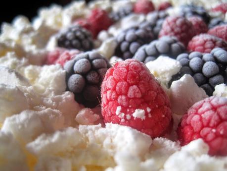 Torta Meringata alle more e lamponi - Meringue cake with blueberries and raspberries