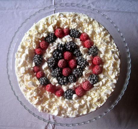 Torta Meringata alle more e lamponi - Meringue cake with blueberries and raspberries