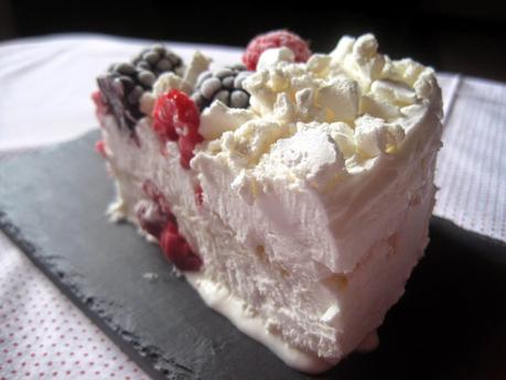 Torta Meringata alle more e lamponi - Meringue cake with blueberries and raspberries