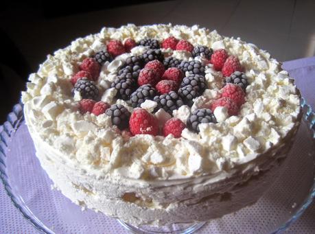Torta Meringata alle more e lamponi - Meringue cake with blueberries and raspberries