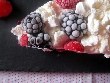 Torta Meringata alle more e lamponi - Meringue cake with blueberries and raspberries