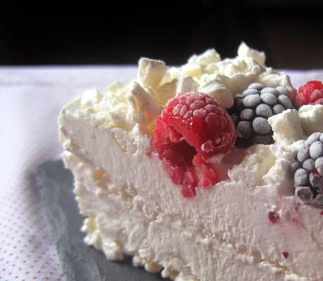 Torta Meringata alle more e lamponi - Meringue cake with blueberries and raspberries