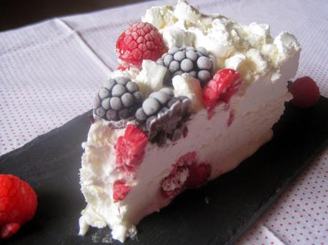 Torta Meringata alle more e lamponi - Meringue cake with blueberries and raspberries