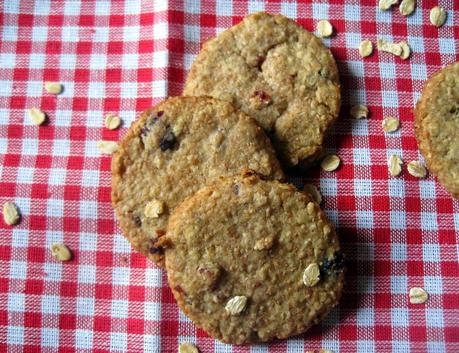 Biscotti Grancereale con fiocchi d' avena e mirtilli rossi secchi - Cereal cookies with rolled oats and dried red berries