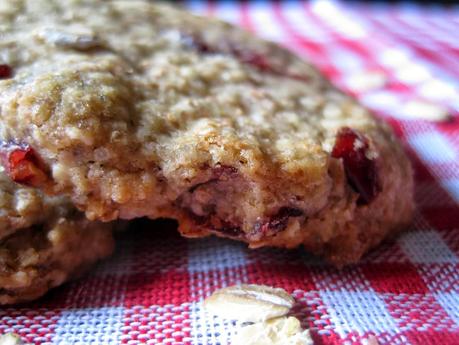 Biscotti Grancereale con fiocchi d' avena e mirtilli rossi secchi - Cereal cookies with rolled oats and dried red berries