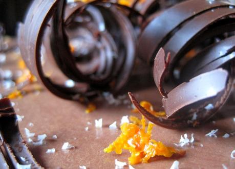 Crostata alle mandorle con fascia bicolore, scorza d' arancia e riccioli di cioccolato fondente - Almond tart with double chocolate layer, orange zest and dark chocolate curls