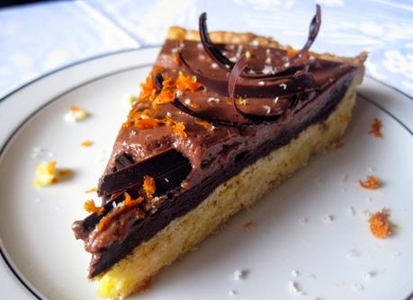 Crostata alle mandorle con fascia bicolore, scorza d' arancia e riccioli di cioccolato fondente - Almond tart with double chocolate layer, orange zest and dark chocolate curls