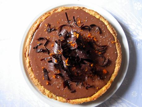 Crostata alle mandorle con fascia bicolore, scorza d' arancia e riccioli di cioccolato fondente - Almond tart with double chocolate layer, orange zest and dark chocolate curls