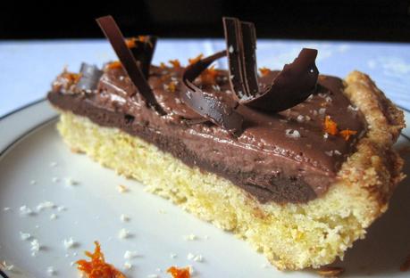 Crostata alle mandorle con fascia bicolore, scorza d' arancia e riccioli di cioccolato fondente - Almond tart with double chocolate layer, orange zest and dark chocolate curls