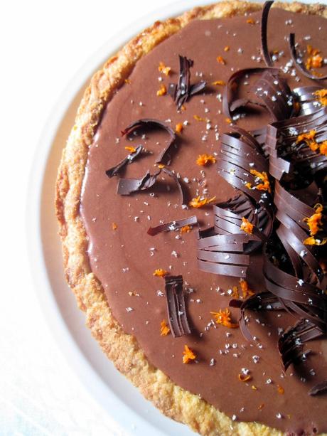 Crostata alle mandorle con fascia bicolore, scorza d' arancia e riccioli di cioccolato fondente - Almond tart with double chocolate layer, orange zest and dark chocolate curls