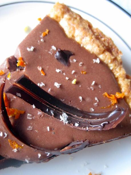 Crostata alle mandorle con fascia bicolore, scorza d' arancia e riccioli di cioccolato fondente - Almond tart with double chocolate layer, orange zest and dark chocolate curls