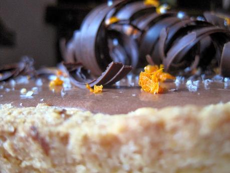 Crostata alle mandorle con fascia bicolore, scorza d' arancia e riccioli di cioccolato fondente - Almond tart with double chocolate layer, orange zest and dark chocolate curls