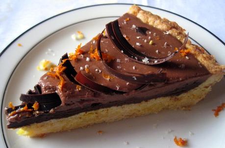 Crostata alle mandorle con fascia bicolore, scorza d' arancia e riccioli di cioccolato fondente - Almond tart with double chocolate layer, orange zest and dark chocolate curls