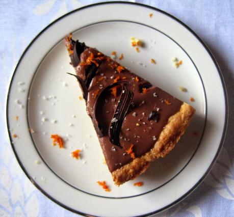 Crostata alle mandorle con fascia bicolore, scorza d' arancia e riccioli di cioccolato fondente - Almond tart with double chocolate layer, orange zest and dark chocolate curls