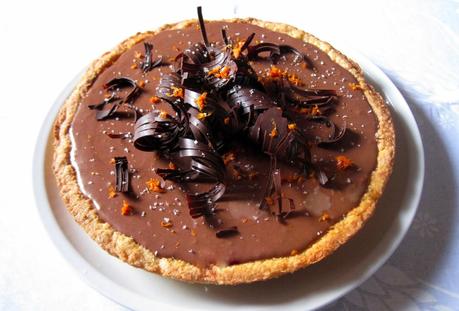 Crostata alle mandorle con fascia bicolore, scorza d' arancia e riccioli di cioccolato fondente - Almond tart with double chocolate layer, orange zest and dark chocolate curls