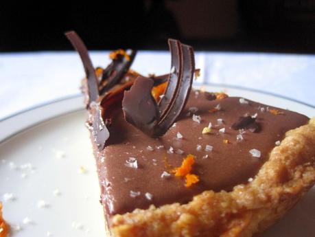 Crostata alle mandorle con fascia bicolore, scorza d' arancia e riccioli di cioccolato fondente - Almond tart with double chocolate layer, orange zest and dark chocolate curls