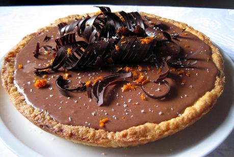 Crostata alle mandorle con fascia bicolore, scorza d' arancia e riccioli di cioccolato fondente - Almond tart with double chocolate layer, orange zest and dark chocolate curls