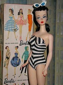 Il Taccuino di Marilea: La pop-art di Moschino sfila in passerella negli abiti di Barbie