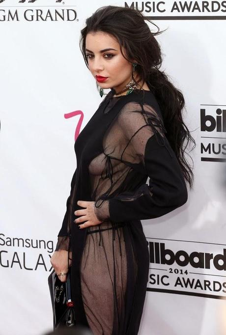 Charli XCX raggiunge il successo dopo anni di lavoro