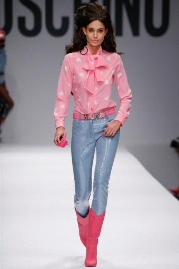camicia-rosa-e-jeans-moschino