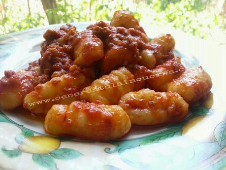 Gnocchi con ragù di carne.