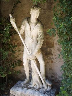 Una statua di un uomo che vanga