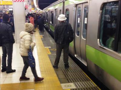 Passeggeri salvano una signora dal treno