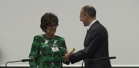 Il presidente SIF Luisa Cifarelli consegna il premio Bassoli per l’outreach a Marco Galliani di INAF, durante la cerimonia di apertura del 100° congresso nazionale. 