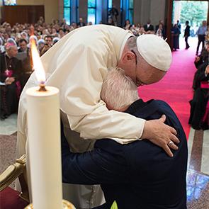 Oggi abbiamo toccato i martiri. Papa Francesco in Albania