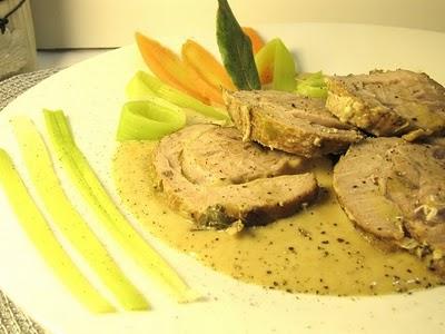 IL TAPPETO, LE CIABATTE E LA POSA IMPETTITA - TRANCIO DI VITELLO IN SALSA DI PORRI E ACCIUGHE - ROAST VEAL TOPSIDE WITH LEEK AND ANCHOVY SAUCE