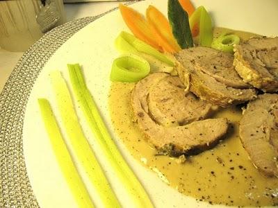 IL TAPPETO, LE CIABATTE E LA POSA IMPETTITA - TRANCIO DI VITELLO IN SALSA DI PORRI E ACCIUGHE - ROAST VEAL TOPSIDE WITH LEEK AND ANCHOVY SAUCE