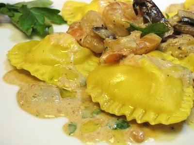 QUANDO LA NEBBIA SMETTERA' DI DANZARE - RAVIOLI A CUORE RIPIENI DI FORMAGGIO CON GAMBERI, RADICCHIO TARDIVO E ZENZERO