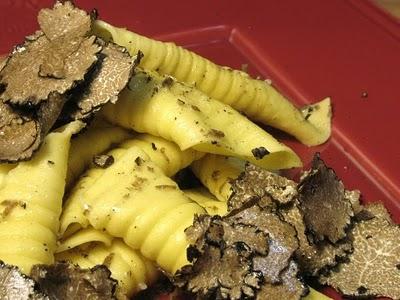 BUON ANNO A TUTTI - GARGANELLI ALL'UOVO FATTI IN CASA CON TARTUFO NERO