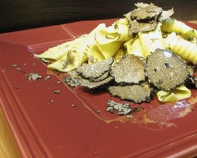 BUON ANNO A TUTTI - GARGANELLI ALL'UOVO FATTI IN CASA CON TARTUFO NERO