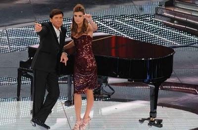 Sanremo 2011: 4° serata - Canalis in Vivienne Westwood, Rodriguez in Fausto Puglisi.