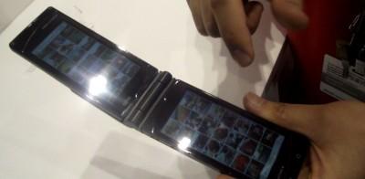 [MWC11] Fujitsu Dual Screen (Symbian) hands on by Geeklino.com