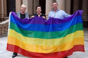 La bandiera arcobaleno sventola sul municipio di Sidney per celebrare il Mardi Gras